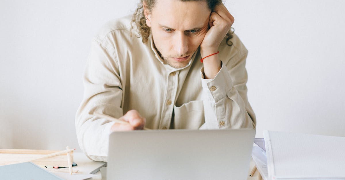 découvrez le syndrome de l'imposteur, un phénomène psychologique qui amène de nombreuses personnes à douter de leurs compétences et à se sentir comme des fraudeurs. apprenez à identifier ses signes, comprendre ses causes et explorer des stratégies pour surmonter ce sentiment et renforcer votre confiance en vous.
