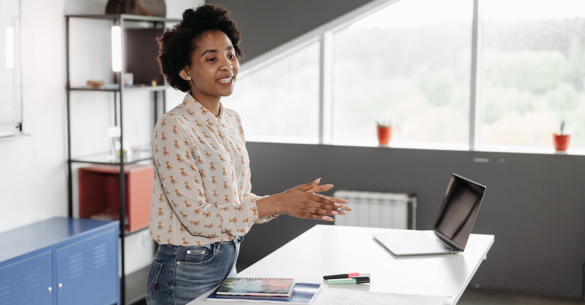 découvrez l'art de l'écoute active, une compétence essentielle qui améliore la communication, renforce les relations interpersonnelles et favorise la compréhension mutuelle. apprenez des techniques pratiques pour développer votre capacité d'écoute et transformer vos échanges en conversations enrichissantes.