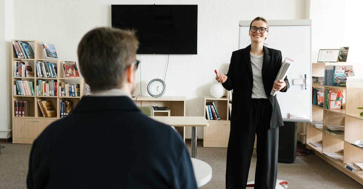découvrez les qualités essentielles d'un coach de carrière compétent. apprenez comment l'écoute active, l'empathie et l'expertise peuvent transformer votre parcours professionnel et vous aider à atteindre vos objectifs. trouvez le soutien et les conseils nécessaires pour naviguer dans vos choix de carrière avec succès.
