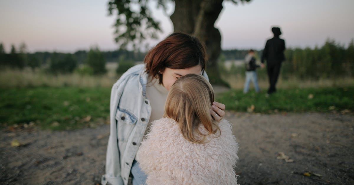 découvrez comment identifier et gérer les comportements de parents toxiques qui peuvent nuire à votre bien-être émotionnel. apprenez des stratégies pour vous libérer de leur influence et construire des relations saines.