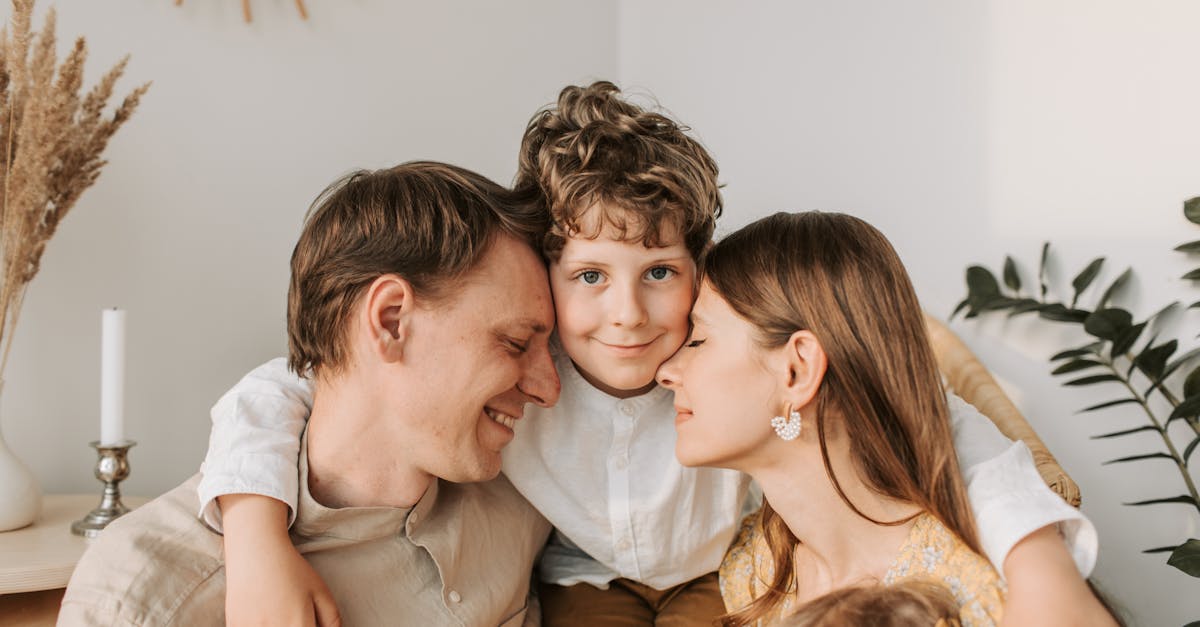 découvrez comment identifier et gérer les comportements des parents toxiques. apprenez à protéger votre bien-être émotionnel tout en naviguant dans des relations familiales difficiles.