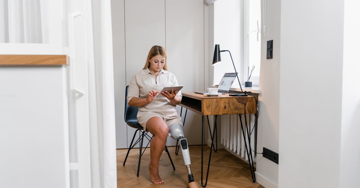 découvrez les avantages du travail hybride, une approche flexible qui combine le travail à distance et en présentiel. apprenez comment optimiser votre productivité et améliorer votre équilibre vie professionnelle-vie personnelle tout en s'adaptant aux nouvelles tendances du monde professionnel.