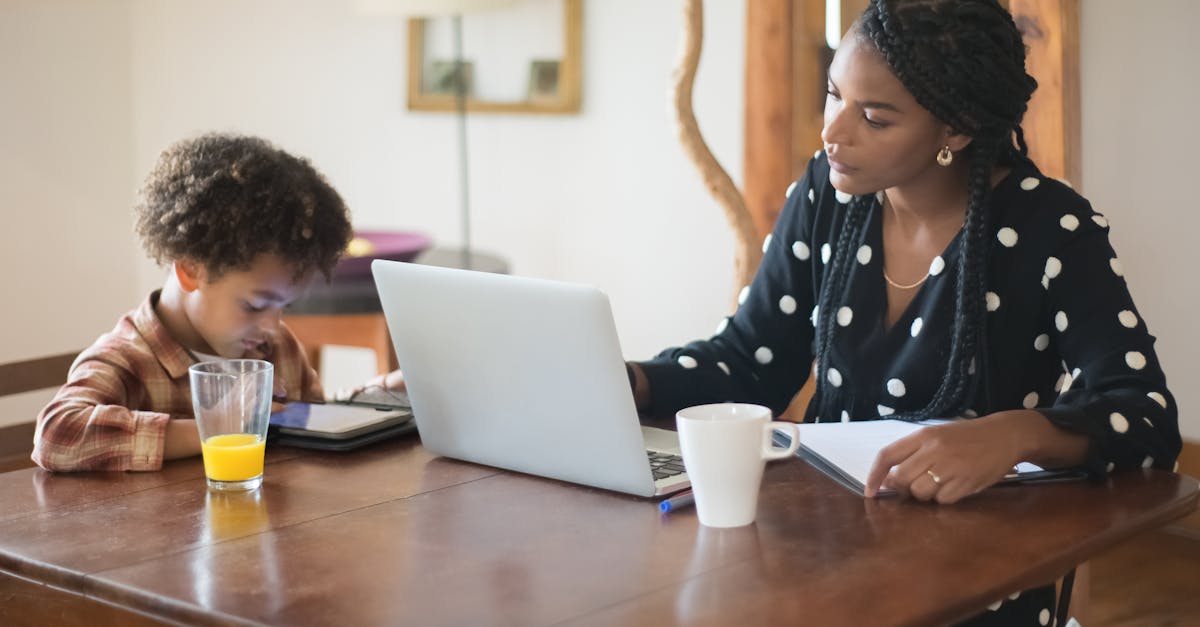 découvrez l'importance de l'implication des parents dans l'éducation de leurs enfants. apprenez comment leur participation peut favoriser le développement académique et social, renforcer les liens familiaux et contribuer au succès scolaire. explorez des stratégies efficaces pour encourager une collaboration harmonieuse entre les parents et les éducateurs.