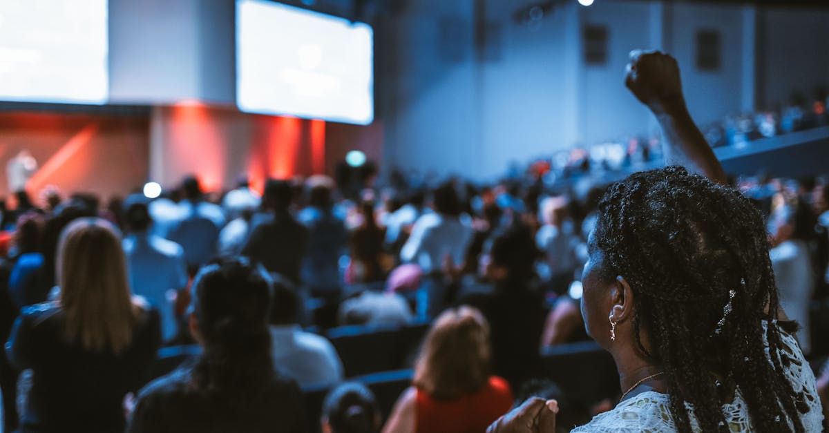 découvrez l'art de la prise de parole en public : techniques, conseils et astuces pour captiver votre audience et améliorer vos compétences en communication. transformez votre appréhension en confiance et apprenez à maîtriser l'art oratoire.