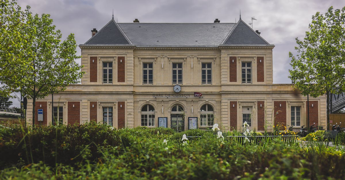 découvrez les services de la sncf, votre partenaire de voyage à travers la france. informations sur les horaires, tarifs et réservations pour voyager en train dans le confort et la rapidité.