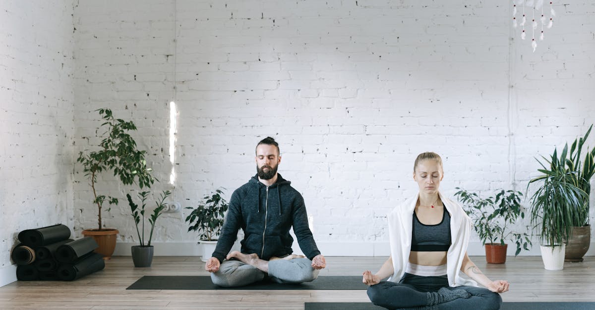 découvrez la méditation yogique, une pratique ancestrale qui harmonise le corps et l'esprit. apprenez à atteindre la paix intérieure, la concentration et le bien-être grâce à des techniques de méditation inspirées du yoga. explorez les bienfaits spirituels et physiques de cette méthode de pleine conscience.
