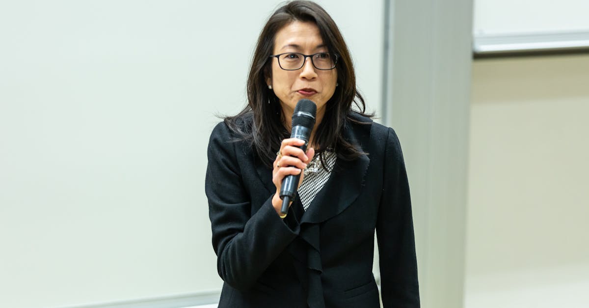découvrez l'art de l'éloquence, une compétence essentielle pour captiver, convaincre et inspirer. apprenez les techniques de prise de parole en public, maîtrisez votre voix et développez votre aisance à travers des conseils pratiques et des exercices ciblés.