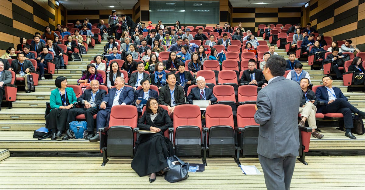 découvrez l'art de la prise de parole en public avec nos conseils pratiques et astuces pour captiver votre auditoire. apprenez à surmonter le trac, à structurer vos discours et à améliorer votre éloquence pour réussir dans vos présentations. transformez vos interventions en moments marquants !